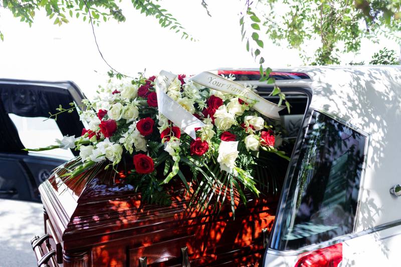 Couronne et gerbe de fleurs pour obsèques à Venelles et Aix en Provence